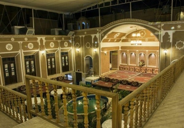 فضای داخلی هتل سنتی فیروزه یزد